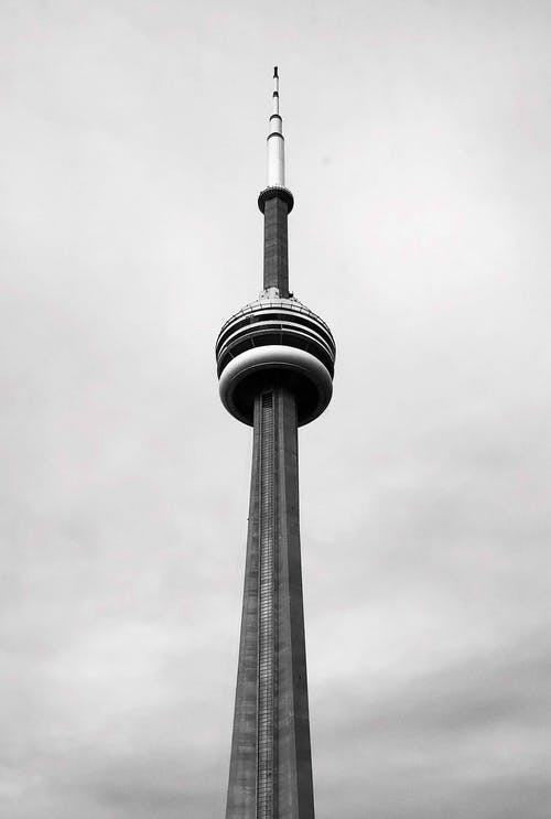 塔的灰度照片 · 免费素材图片