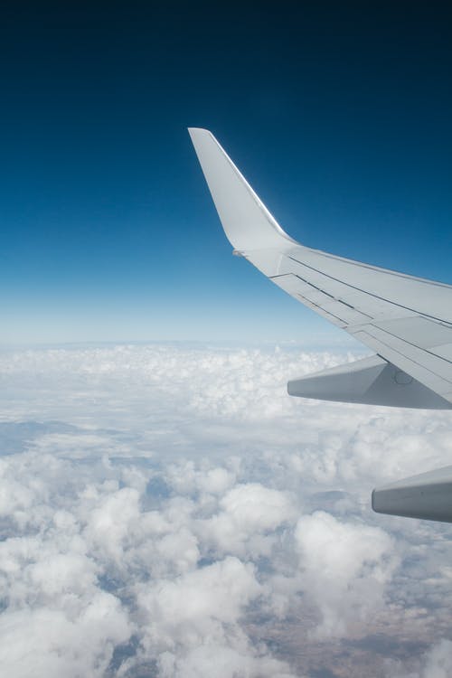 白色飞机在白色的天空 · 免费素材图片