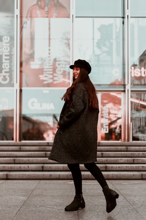 戴黑帽子和棕色外套的女人 · 免费素材图片