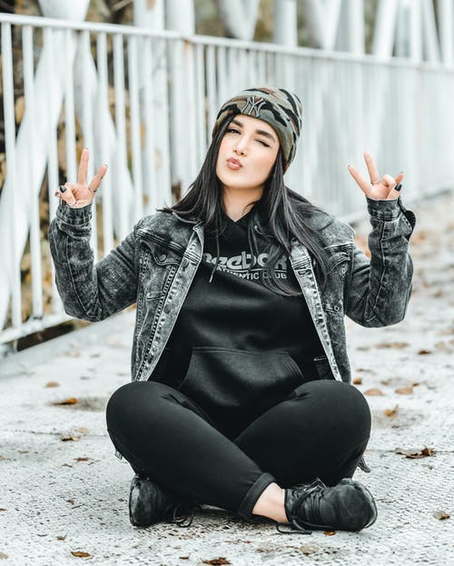 女人穿着牛仔夹克的照片 · 免费素材图片