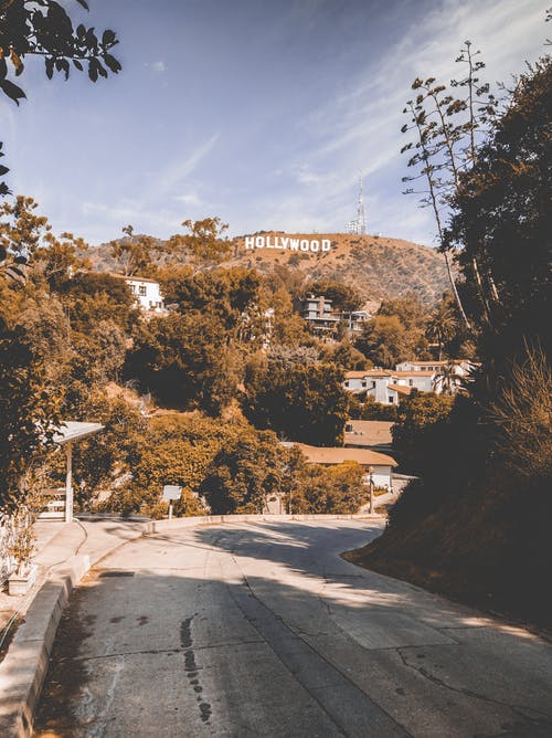 好莱坞标志观看房子在蓝色和白色的天空下 · 免费素材图片