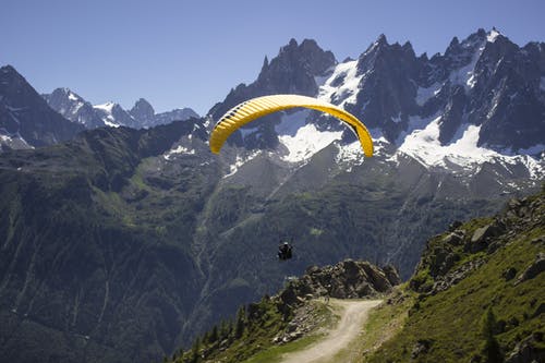 黄色降落伞 · 免费素材图片