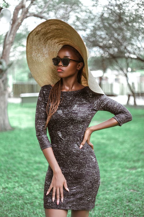女人穿着棕色帽子的灰色四分之一袖礼服的浅焦点照片 · 免费素材图片