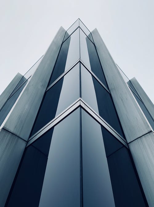 蓝色玻璃围墙高层建筑 · 免费素材图片
