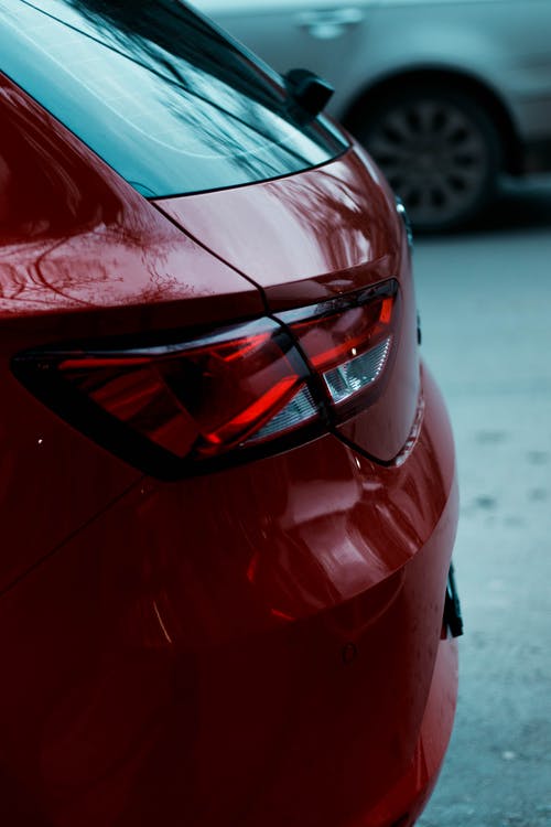 ：一辆红色汽车的特写摄影 · 免费素材图片