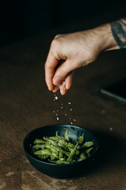 将盐倒在青豆上 · 免费素材图片