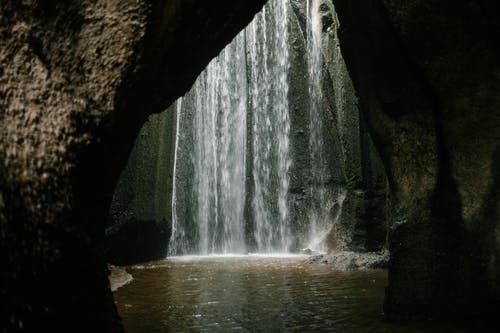 在岩石的山沟中流动的瀑布 · 免费素材图片