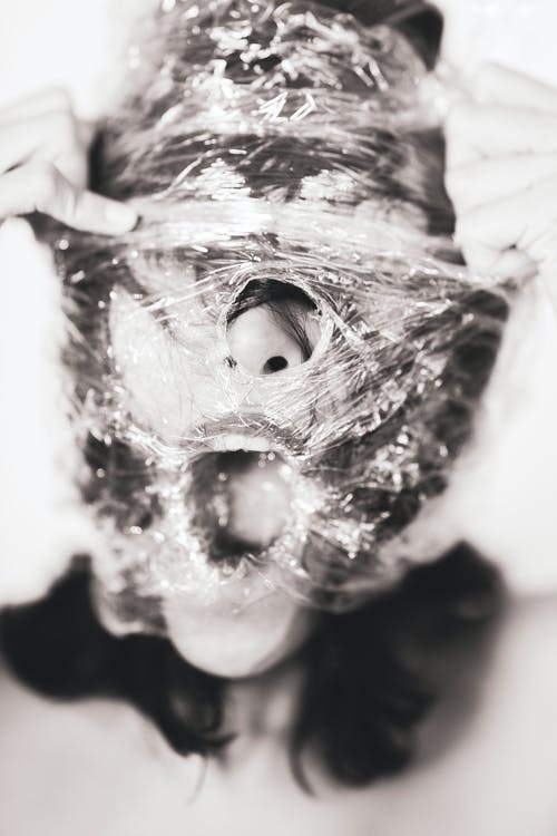 人的灰度照片 · 免费素材图片