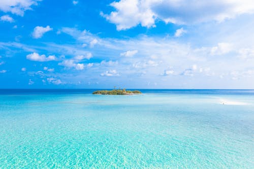 大海和蓝天白云下的小岛 · 免费素材图片