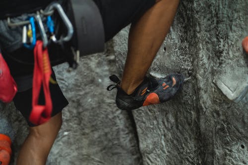 在健身房的攀岩墙上作物人 · 免费素材图片