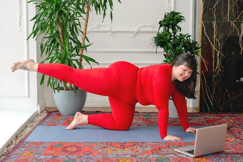 穿红衣服锻炼的女人 · 免费素材图片