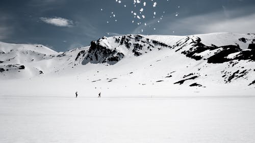 白天白雪覆盖的山丘的照片 · 免费素材图片