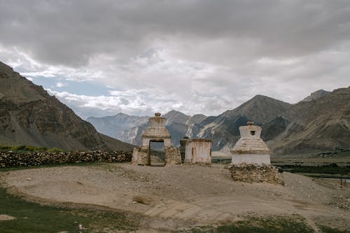 多云的天空落基山脉包围的老佛陀 · 免费素材图片
