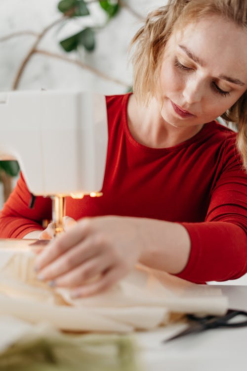 使用缝纫机的女人 · 免费素材图片