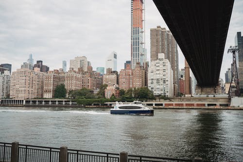 平静的河道与现代船在城市 · 免费素材图片