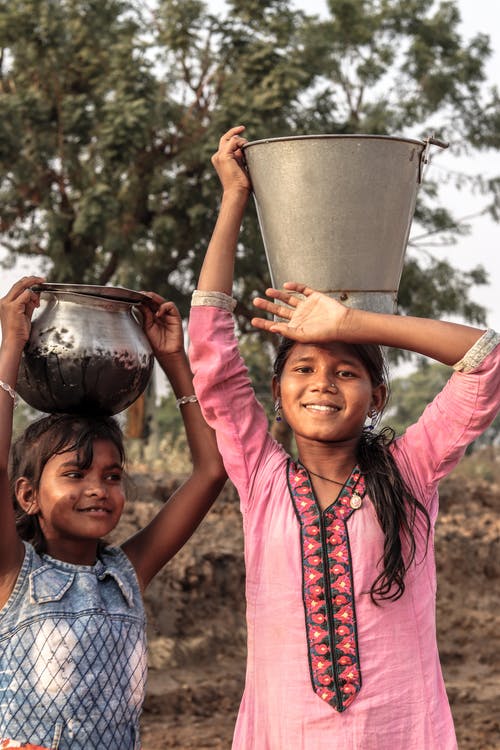 两个亚洲女孩提着水桶 · 免费素材图片