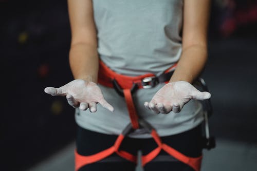 匿名登山者在训练前用粉笔显示手 · 免费素材图片