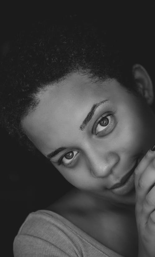 女人微笑的灰度摄影 · 免费素材图片