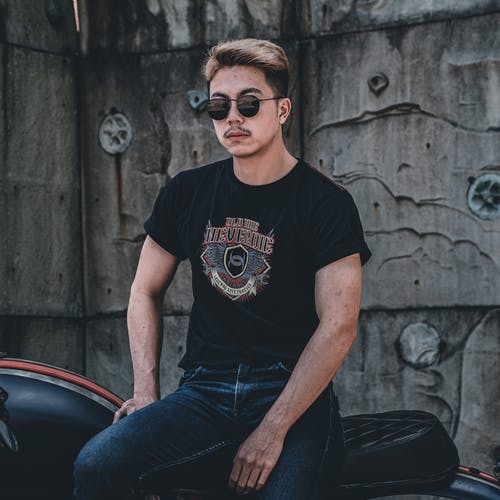 有关人, 坐, 墨镜的免费素材图片