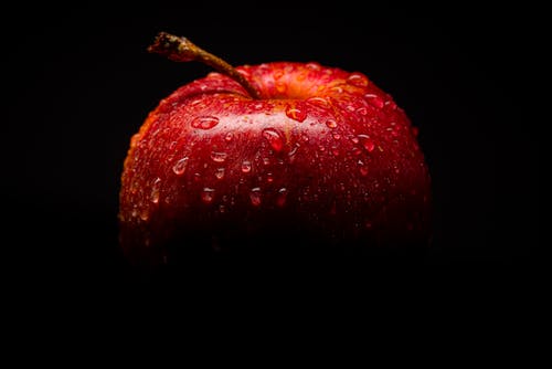 红苹果果实与黑色背景 · 免费素材图片