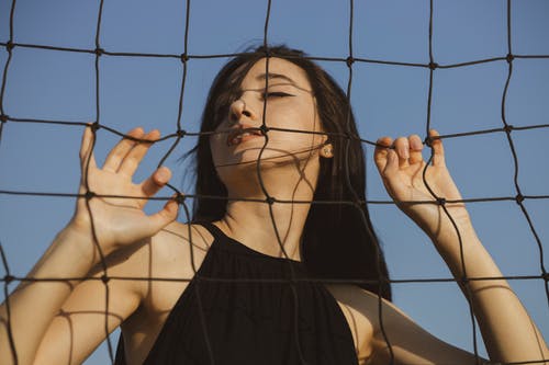 女人站着网 · 免费素材图片