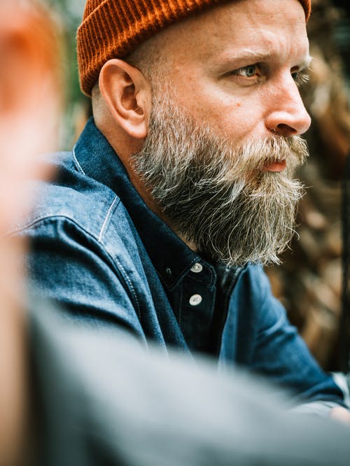 一个人的侧面肖像的浅焦点照片，留着胡子，戴着小豆豆的胡子 · 免费素材图片