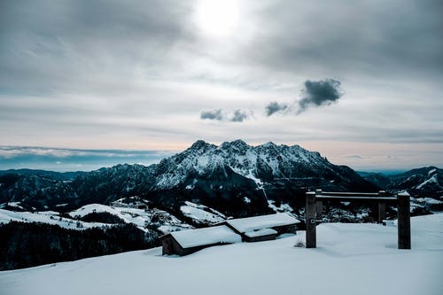 多云的天空下的积雪的山 · 免费素材图片