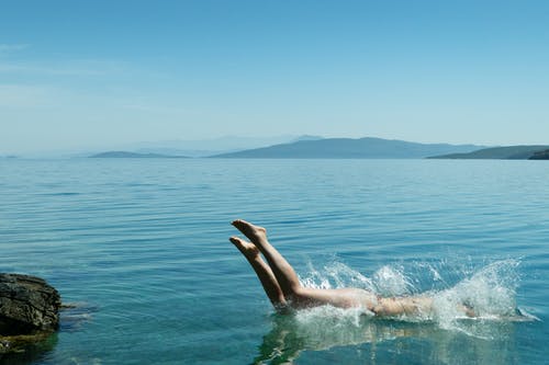 白天在水体上潜水的人 · 免费素材图片