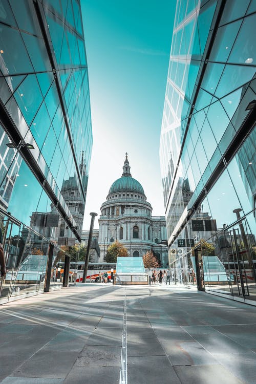 白色和绿色的圆顶建筑 · 免费素材图片