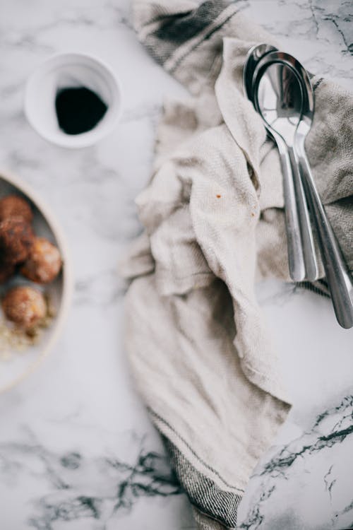 勺子在布上的顶视图照片 · 免费素材图片