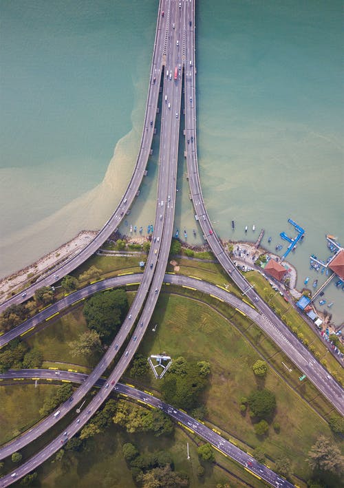 在水体上的一座桥的鸟瞰图 · 免费素材图片