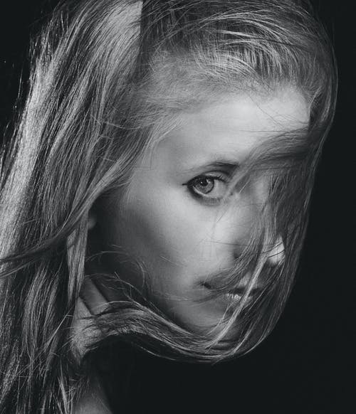 有关单色, 垂直拍摄, 女人的免费素材图片