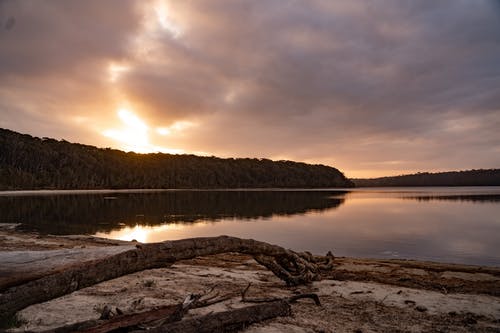 在日落时的平静水湖的景色 · 免费素材图片