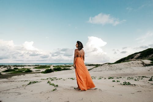 穿橙色衣服的女人 · 免费素材图片