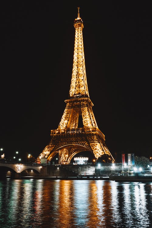 埃菲尔铁塔在晚上 · 免费素材图片