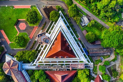 棕色和白色建筑的鸟瞰图 · 免费素材图片