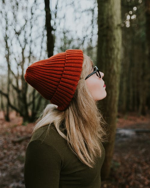 红色针织帽和棕色毛衣的女人 · 免费素材图片