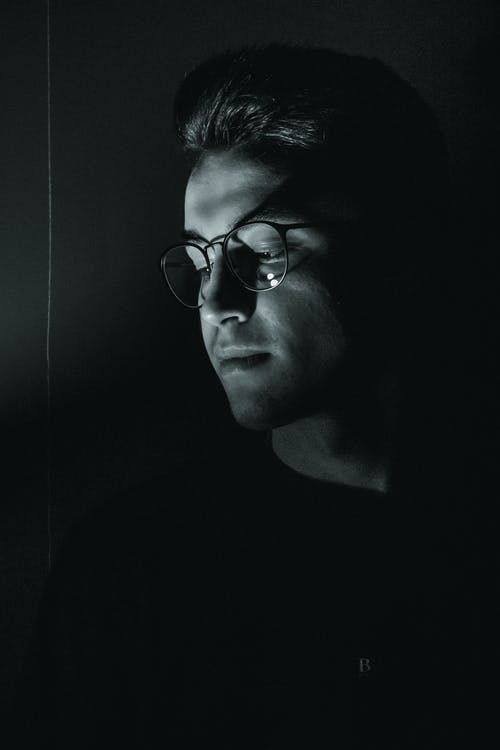 戴眼镜的男子的单色照片 · 免费素材图片