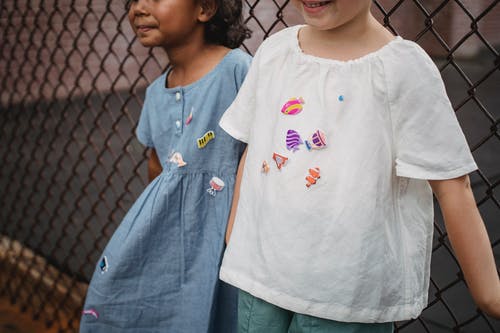 有关倚, 孩子, 金属栅栏的免费素材图片