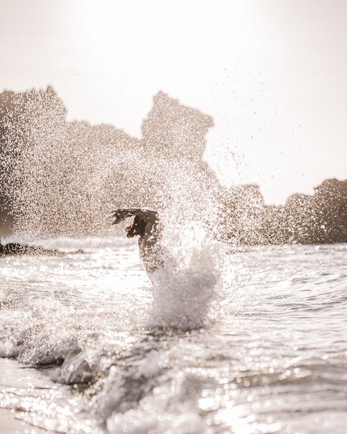 泼水在海中的人 · 免费素材图片