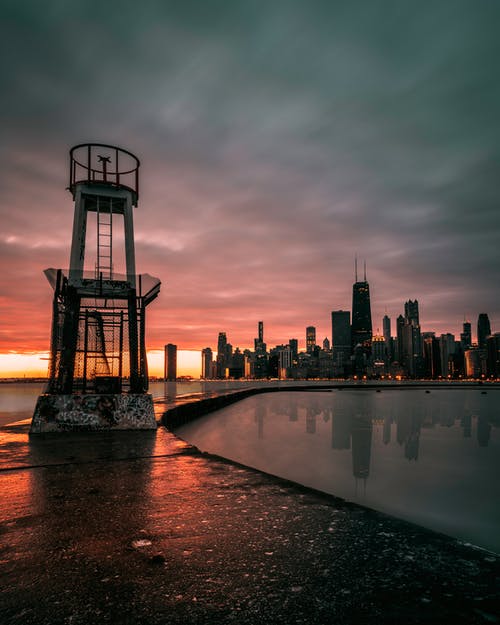 在日落期间岸上的灯塔 · 免费素材图片