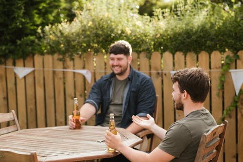 快乐的朋友在后院一起喝啤酒 · 免费素材图片