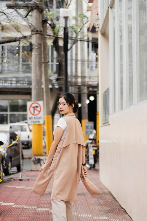 在人行道上行走的女人的照片 · 免费素材图片