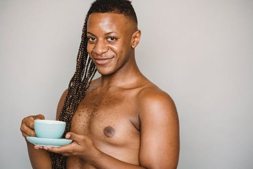 作物光着膀子的黑人男子，拿着咖啡杯 · 免费素材图片