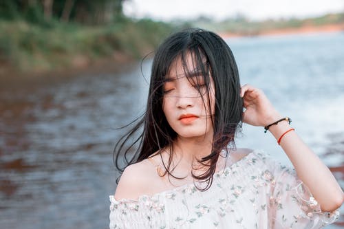 女人穿白色碎花露肩上衣 · 免费素材图片