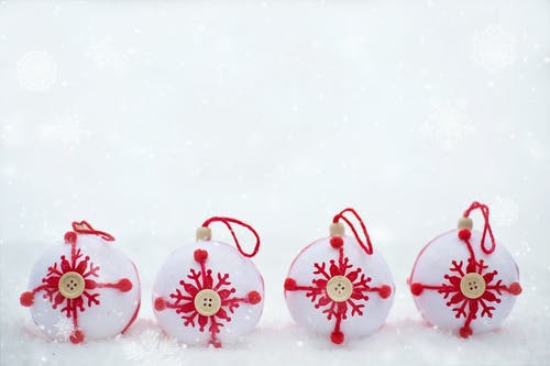 四个白色和红色圣诞球 · 免费素材图片