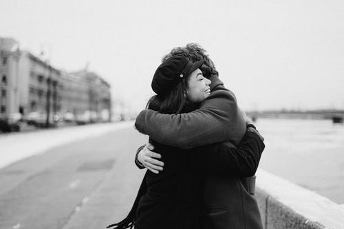 情侣互相拥抱的单色照片 · 免费素材图片