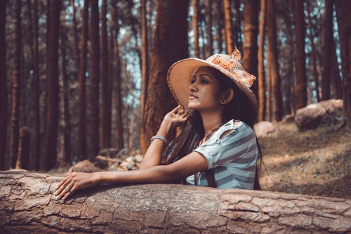女人戴着太阳帽的照片 · 免费素材图片