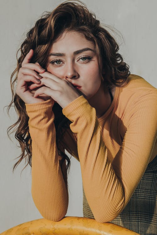 倚在金属上的女人 · 免费素材图片