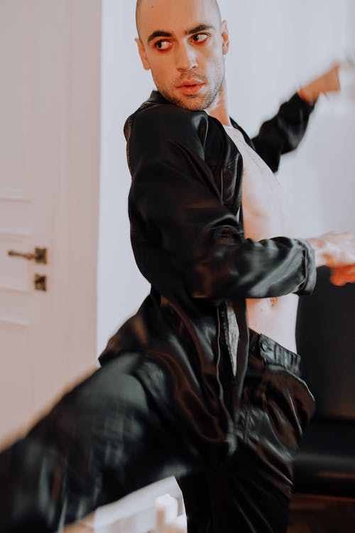 黑色睡衣的男人在跳舞 · 免费素材图片